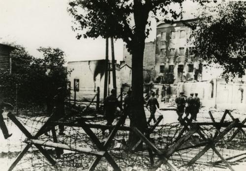 Niemieccy żołnierze w ruinach Warszawy, 30 sierpnia 1944