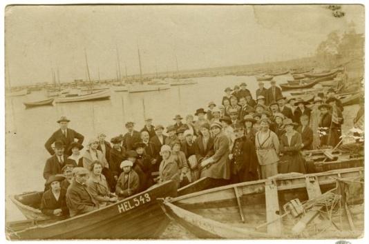 Grupa turystyczna w porcie rybackim w Gdańsku, 18 maja 1924