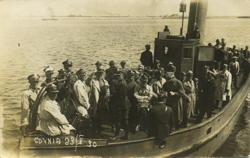 Oficerowie kawalerii na łodzi w Gdyni, 23 maja 1930