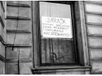 Plakat wywieszony w jednym z okien Pałacu Staszica, siedzibie Polskiej Akademii Nauk (PAN) z napisem: Strajk, żądamy zniesienia stanu wojennego i uwolnienia aresztowanych