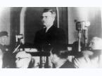 Generał Leopold Okulicki zeznający podczas pokazowego procesu 16 przywódców Polskiego Państwa Podziemnego w Moskwie.