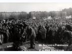 Marek Edelman składa wieniec pod Pomnikiem Bohaterów Getta podczas obchodów 45 rocznicy powstania w getcie warszawskim. W tle widoczne zabudowania ulicy Anielewicza.