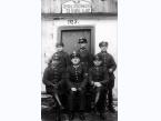 Żołnierze 23 batalionu Korpusu Ochrony Pogranicza w Porzeczu koło Grodna, (woj. białostockie) przed budynkiem, w którym mieściła się centrala telefoniczna.