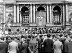 Trybuna przed gmachem Teatru Wielkiego we Lwowie (dystrykt Galicja, Generalna Gubernia), podczas odprawy ochotników do 14 Dywizji Strzeleckiej SS-Galizien.