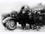 Grupa więźniarek z łagru w Kingirze (obw. Karagandyjski, Kazachstan, ZSRR) przy ciężarówce, wśród nich Tekla Impierowicz.