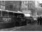 Wrak spalonego autobusu na jednej z ulic Pragi (Czechosłowacja) po inwazji wojsk Układu Warszawskiego.
