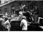 Praga (Czechosłowacja) po inwazji wojsk Układu Warszawskiego, chłopcy zaglądający do rozbitego czołgu sowieckiego.