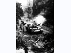 Praga (Czechosłowacja) po inwazji wojsk Układu Warszawskiego, czołg na ulicy.
