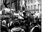 Złożenie wniosku o rejestrację NSZZ Solidarność Rolników Indywidualnych, Lech Wałęsa w góralskim kapeluszu i z ciupagami niesiony na rękach przez manifestantów.