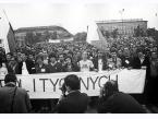 Marsz protestacyjny zorganizowany przez NZS SGGW pod hasłem Wolność dla więźniów politycznych. Uczestnicy demonstracji przed Grobem Nieznanego Żołniezra na Placu Zwycięstwa (obecnie Plac Józefa Piłsudskiego) w Warszawie.