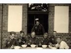 Żołnierze Wehrmachtu stacjonujący w Arys w Prusach wschodnich (obecnie Orzysz) podczas posiłku, trzeci od prawej siedzi Herbert Joost.