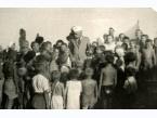 Dzieci z ochronki w obozie Jangi-Jul (Uzbekistan, ZSRR), w środku stoi Konstanty Rdułtowski, pracownik Centralnego Biura Ewidencji przy Armii Andersa.