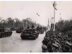Przejazd czołgów podczas Wielkiej Zwycięskiej Defilady, w której uczestniczył Winston Churchill. Na pierwszym planie - żołnierze obserwujący defiladę, w oddali widoczna jest Siegessaule - pruska kolumna zwycięstwa. 