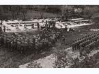 Uroczysty pogrzeb żołnierzy 2 Korpusu Polskiego, który zginęli podczas bitwy pod Monte Cassino. Podpis na odwrocie: Grzebanie poległych w walce.