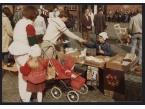 Polski Bazar Jesienny zorganizowany przez polskich emigrantów w rocznicę wybuchu stanu wojennego w Polsce, dochód z kiermaszu został przeznaczony na pomoc dzieciom w kraju. Na zdjęciu Matias Wieloch sprzedaje polskie wyroby na rynku. 