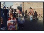 Polski Bazar Jesienny zorganizowany przez polskich emigrantów w rocznicę wybuchu stanu wojennego w Polsce, dochód z kiermaszu przeznaczony został na pomoc dzieciom w kraju. Na zdjęciu reklamowanie kiermaszu na targu w Lund.