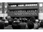 Pierwsze w Tychach niepodległościowe obchody rocznicy uchwalenia Konstytucji 3 Maja. Na zdjęciu uczestnicy obchodów na placu Baczyńskiego przed kinem Andromeda.