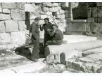 Oficerowie 2 Korpusu Polskiego wraz z przewodnikiem wśród ruin kościoła Św. Jana w Sebaste (Palestyna), około 15 października 1944