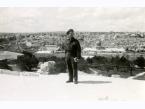 Podpułkownik Rudowicz z 2 Korpusu Polskiego na panoramy Jerozolimy (Palestyna) z Góry Oliwnej, około 11 marca 1945