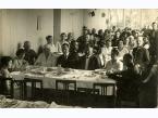 Kuracjusze sanatorium wojskowego w Ciechocinku podczas posiłku w jadalni, około 15 lipca 1927
