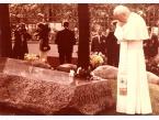III Pielgrzymka Papieża do Polski. Karol Wojtyła nad grobem księdza Jerzego Popiełuszki na terenie Kościoła św. Stanisława Kostki w Warszawie na Żoliborzu.