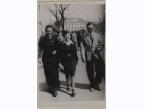 Polscy uchodźcy w Rumunii podczas II wojny światowej. Od lewej Tadeusz Gaydamowicz, Alicja Marynowicz i Tadeusz Pytel na placu przed uniwersytetem w Bukareszcie.