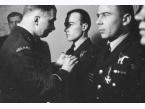 Dekoracja lotników Polskiej Eskadry do Zadań Specjalnych 19 kwietnia 1943