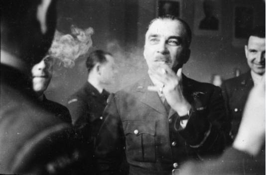 Dekoracja lotników Polskiej Eskadry do Zadań Specjalnych 19 kwietnia 1943