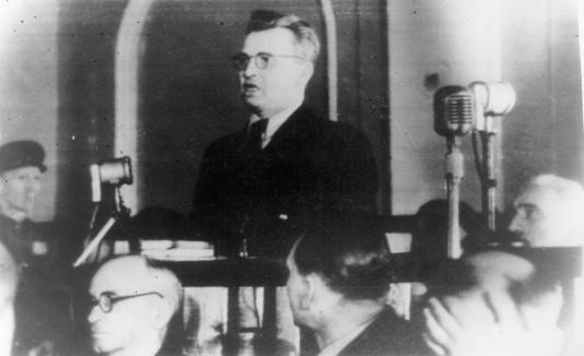 Generał Leopold Okulicki zeznający podczas pokazowego procesu 16 przywódców Polskiego Państwa Podziemnego w Moskwie.