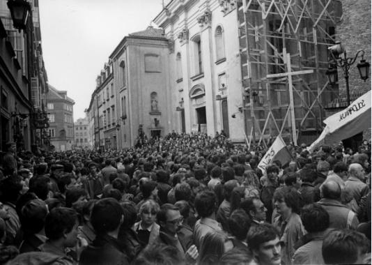 Uczestnicy niezależnej manifestacji pierwszomajowej zorganizowanej przez podziemne struktury Solidarności przed archikatedrą Św. Jana na Starym Mieście w Warszawie.