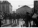 Uczestnicy niezależnej manifestacji pierwszomajowej zorganizowanej przez podziemne struktury Solidarności na ulicy Miodowej w Warszawie