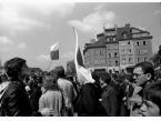 Uczestnicy niezależnej manifestacji pierwszomajowej zorganizowanej przez podziemne struktury Solidarności na Placu Zamkowym w Warszawie.