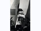 Pogrzeb księdza Jerzego Popiełuszki w kościele Św. Stanisława Kostki w Warszawie. Na zdjęciu wieniec i sztandar Solidarność 1983 Huta Warszawa.