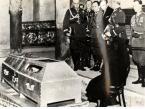 Ceremonia pogrzebowa Marszałka Józefa Piłsudskiego w Krakowie. Wystawienie trumny z ciałem zmarłego w krypcie kaplicy św. Leonarda na Wawelu. 